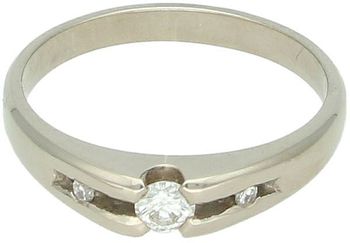Złoty pierścionek 585 z białego złota z trzema diamentami 0,15 ct (SIW). Ponadczasowy wzór i certyfikat autentyczności w komplecie. Idealny na prezent lub zaręczyny.1.jpg